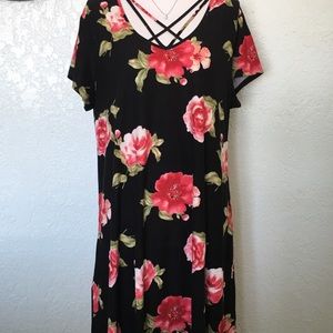 Floral dress ⭐️new⭐️ Crisscross front, cute!